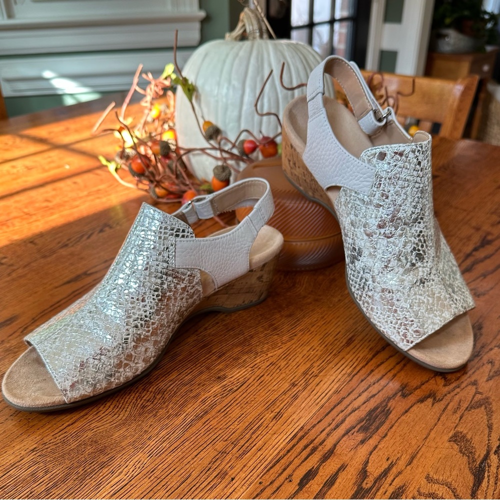 VIONIC PARADISE TATIANA LEATHER WEDGE HEEL SLING BACK SANDALS CREAM SLIVER NWOT